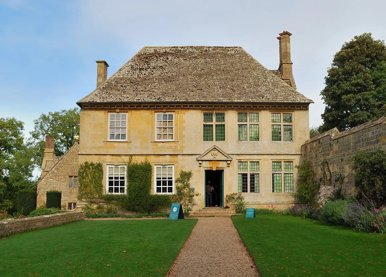 Snowshill Manor, a honey-stone Cotswold house with gabled roofs and mullioned windows